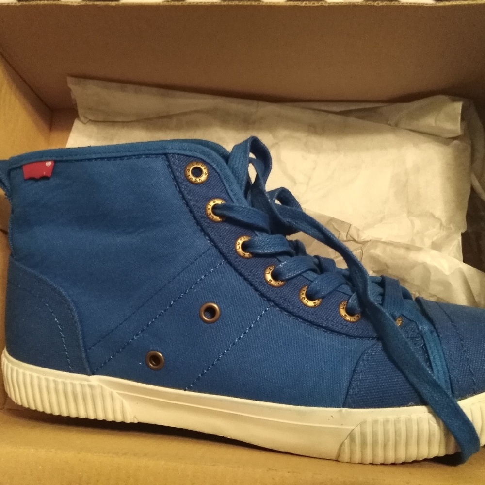 Levi's canvas hightop tennis shoes